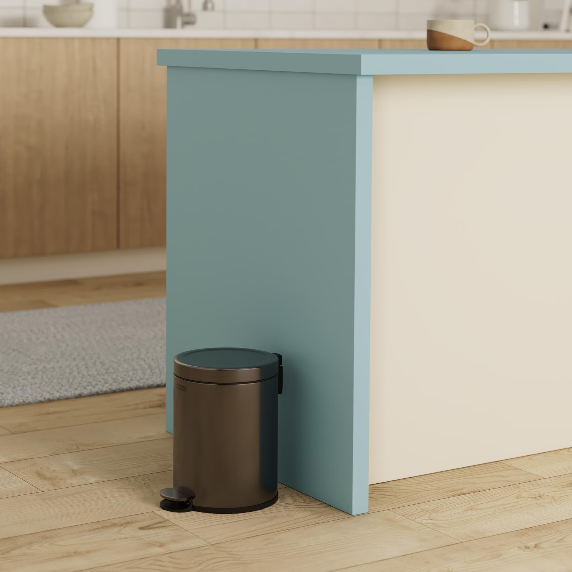 Rubbermaid gros plan pédale acier, usage mains libres et durable