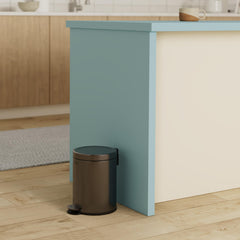 Rubbermaid gros plan pédale acier, usage mains libres et durable