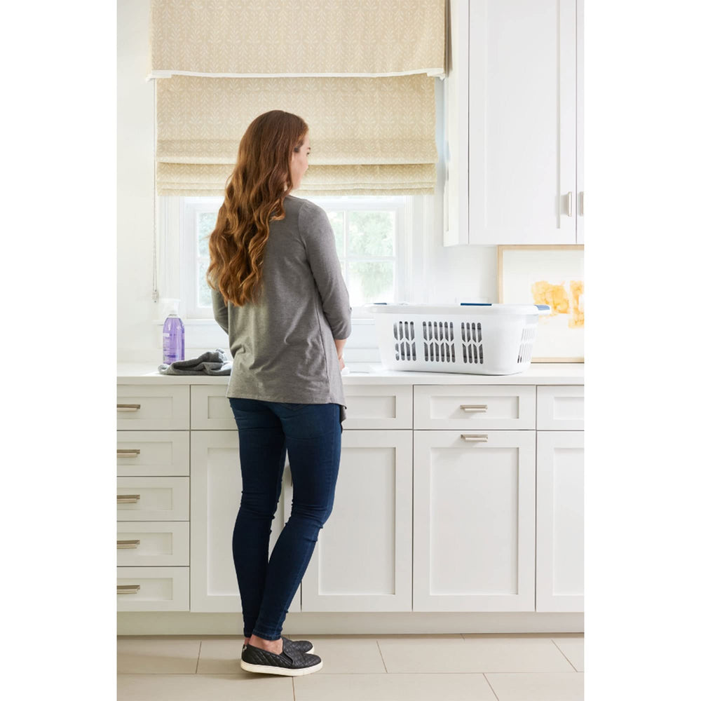 Rubbermaid panier posé à côté d’un seau pour comparaison d’échelle et capacité visible