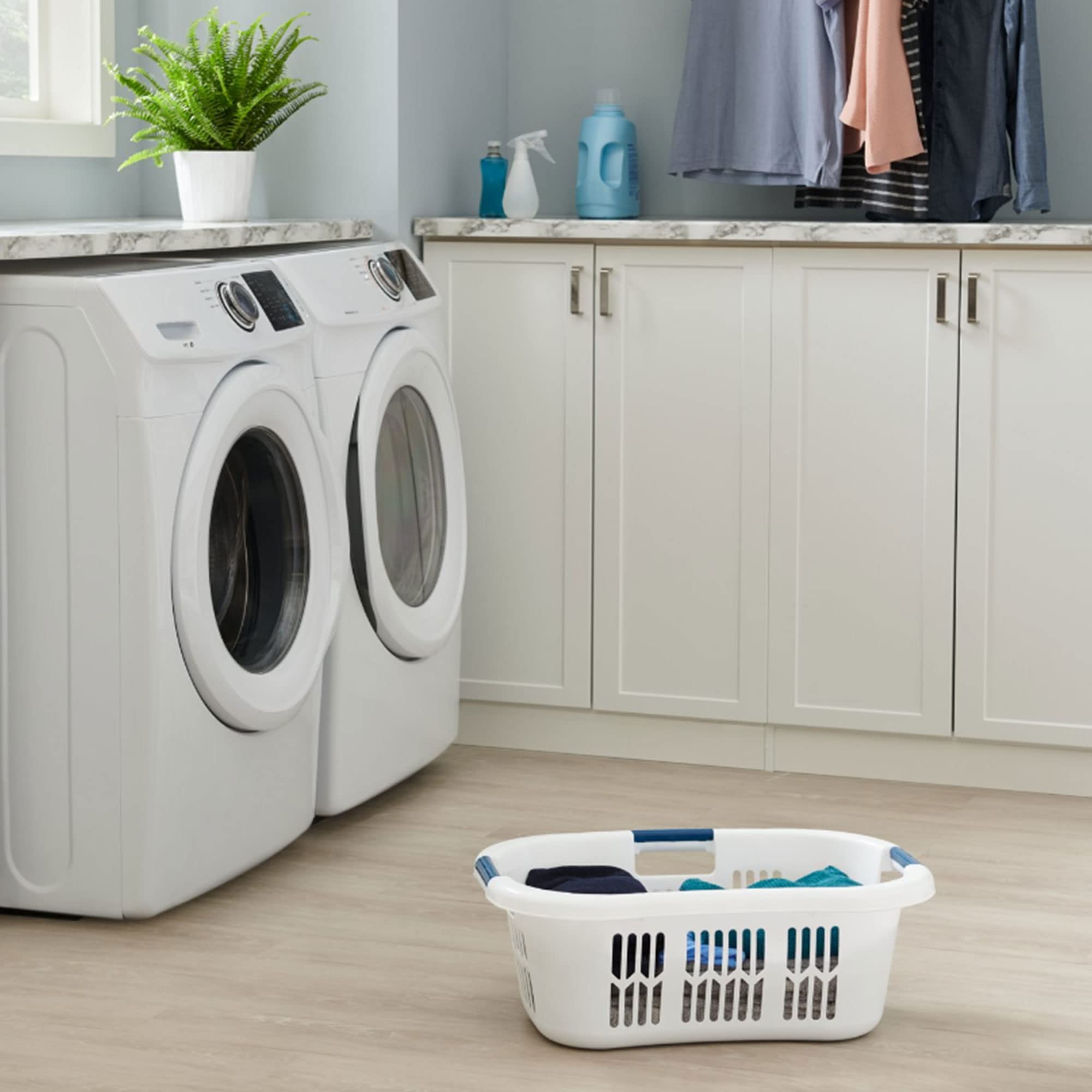 Rubbermaid panier en situation dans une buanderie illustrant le transport pratique du linge
