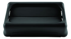 Rubbermaid gros plan du battant illustrant le mouvement automatique et praticité