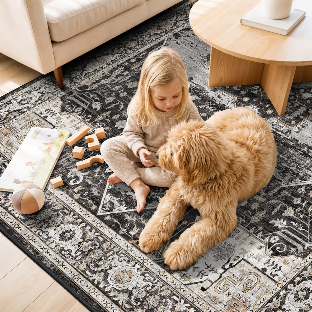 RUUGME tapis à l’échelle contre un canapé pour visualiser taille et proportion