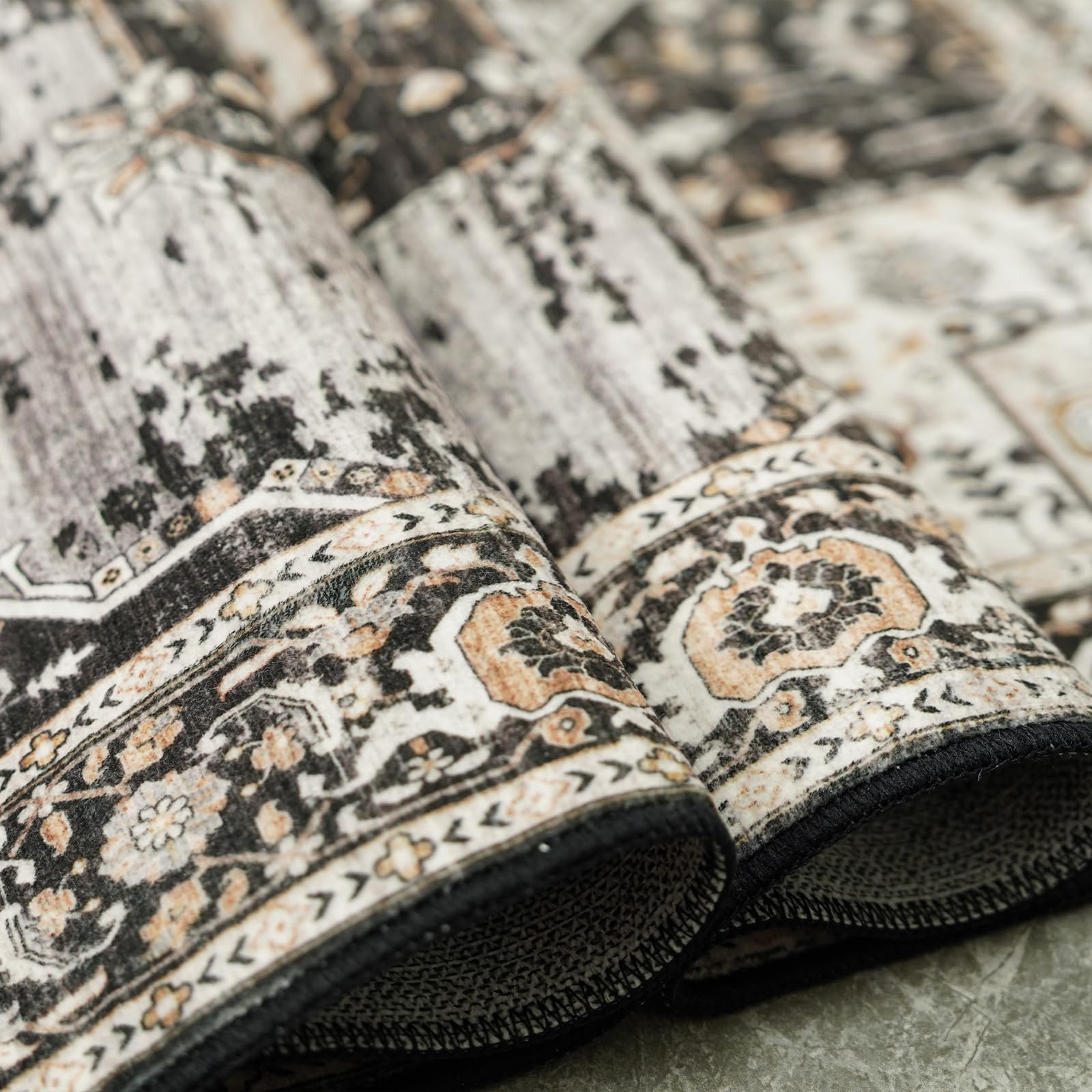 RUUGME tapis posé dans un salon moderne apportant chaleur décorative