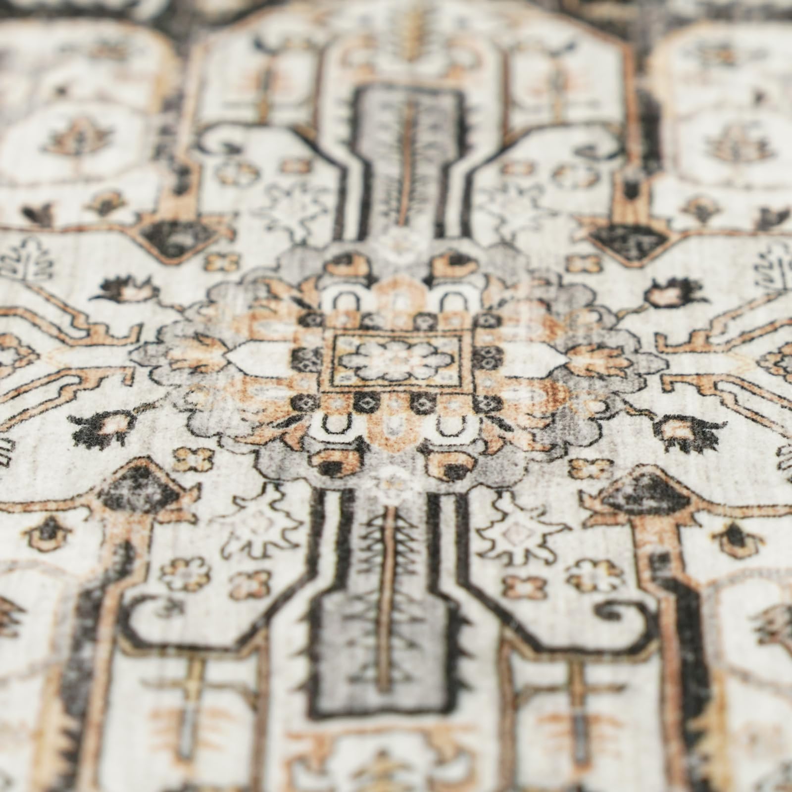 RUUGME tapis vintage disposé avec éléments déco montrant ambiance chaleureuse