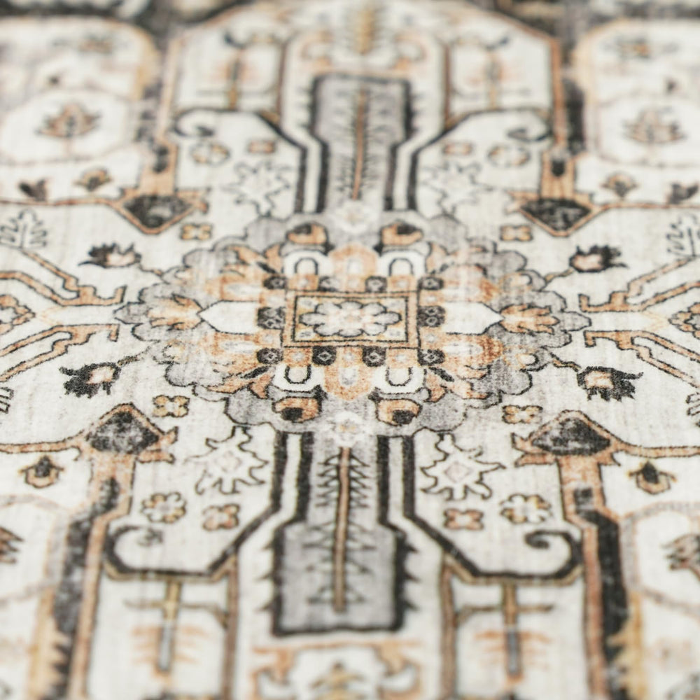 RUUGME tapis vintage disposé avec éléments déco montrant ambiance chaleureuse