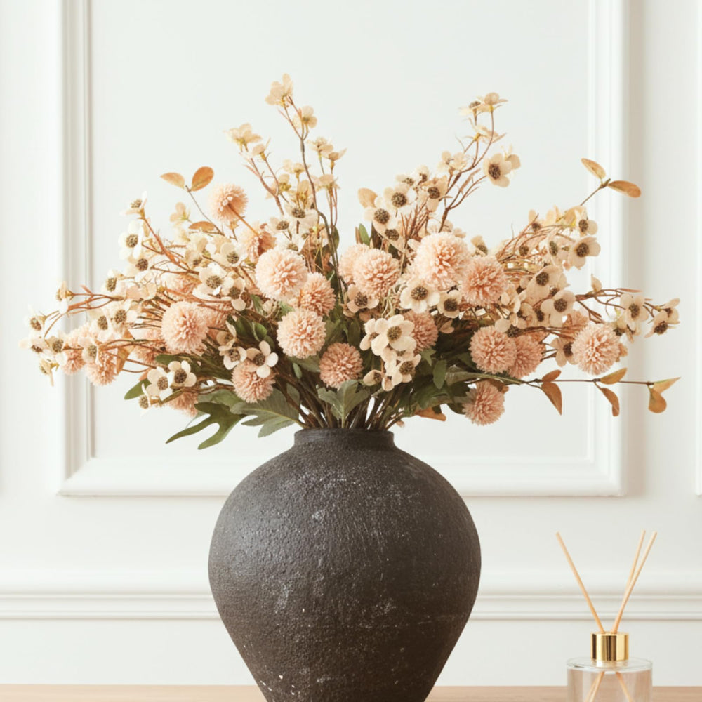 RyddeligHome arrangement placé dans un vase haut pour impact visuel