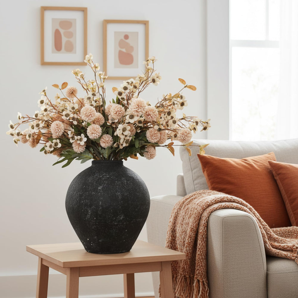 RyddeligHome décoration sur manteau de cheminée créant une ambiance cosy