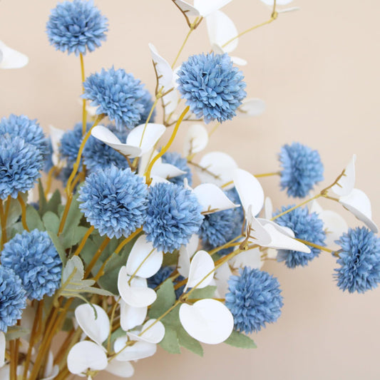 RyddeligHome gros plan tête de chrysanthème bleu avec texture soie réaliste