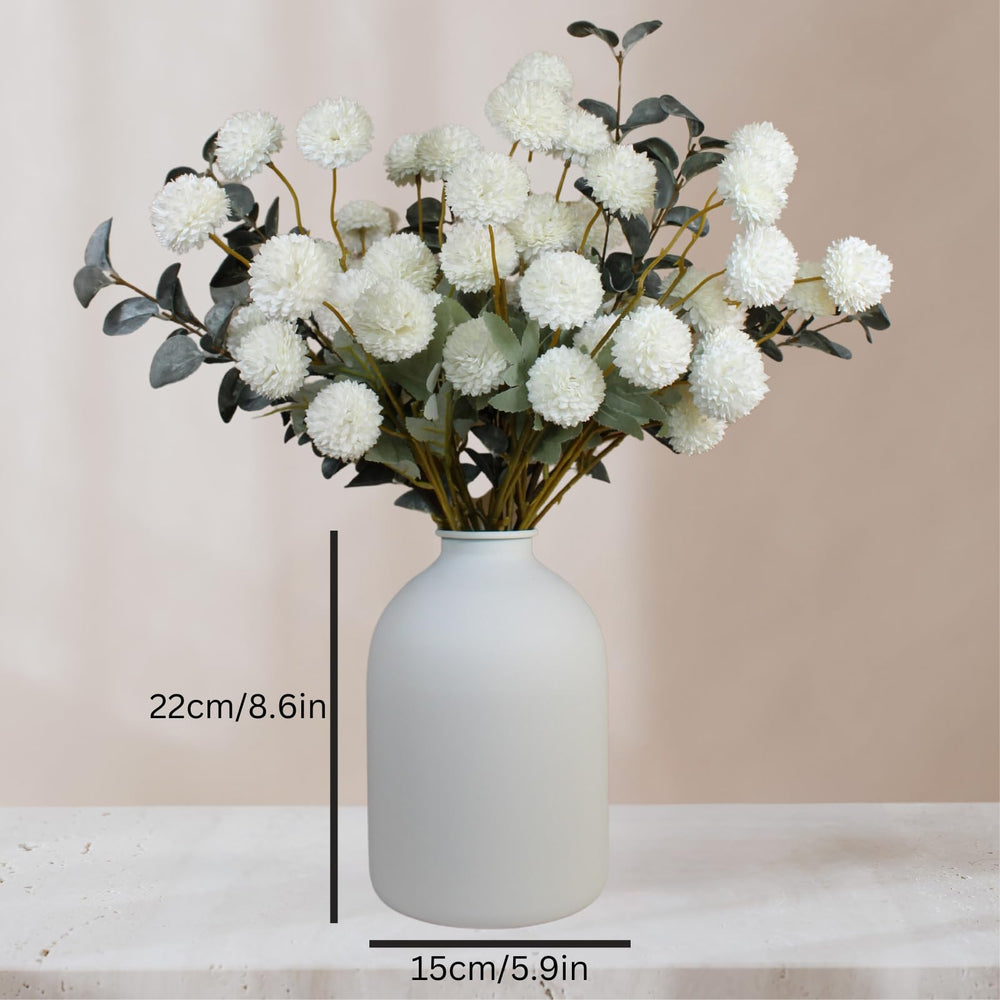 RyddeligHome vase blanc contenant des branches d'eucalyptus pour un rendu naturel