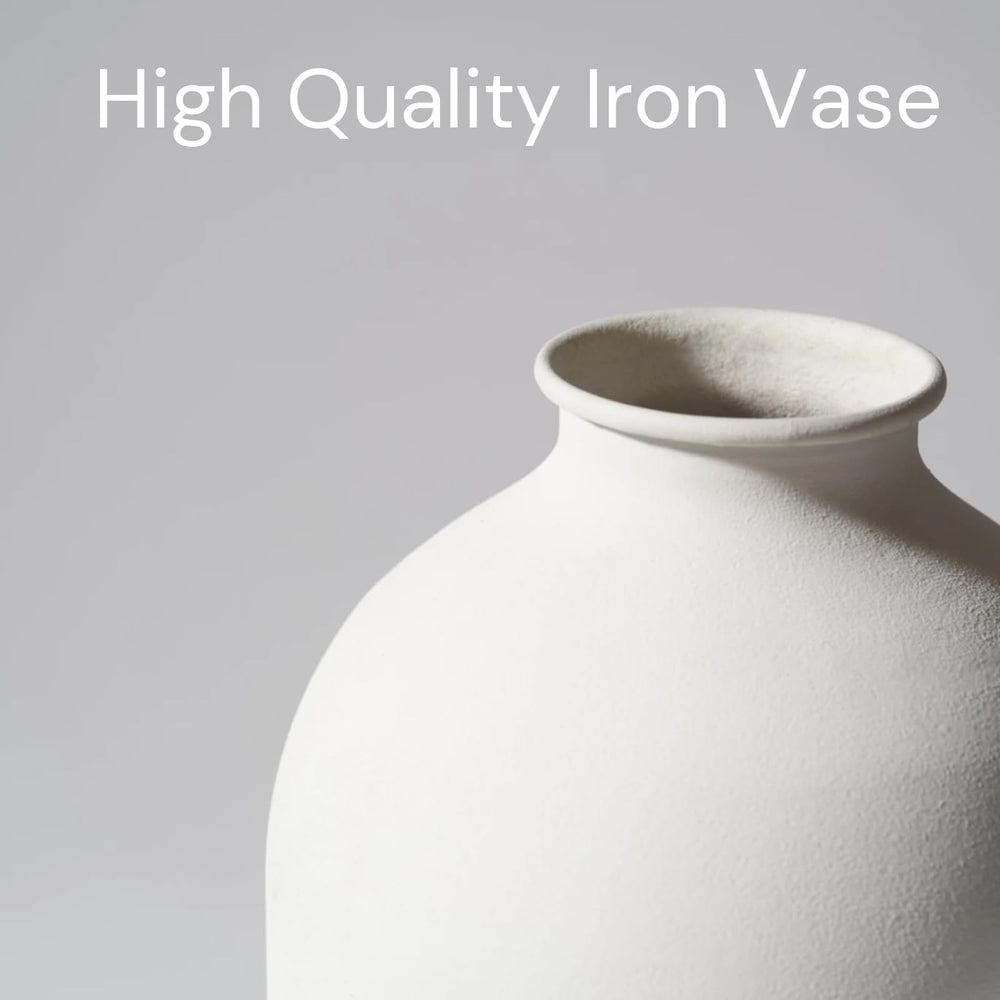 RyddeligHome vase blanc posé sur une table décorée pour atmosphère inspirante
