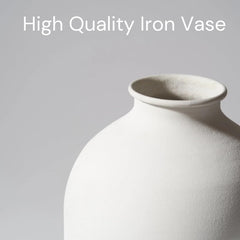 RyddeligHome vase blanc posé sur une table décorée pour atmosphère inspirante