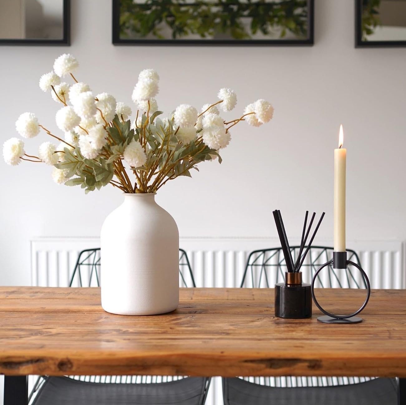 RyddeligHome vase blanc sur une étagère illustrant une composition wabi‑sabi