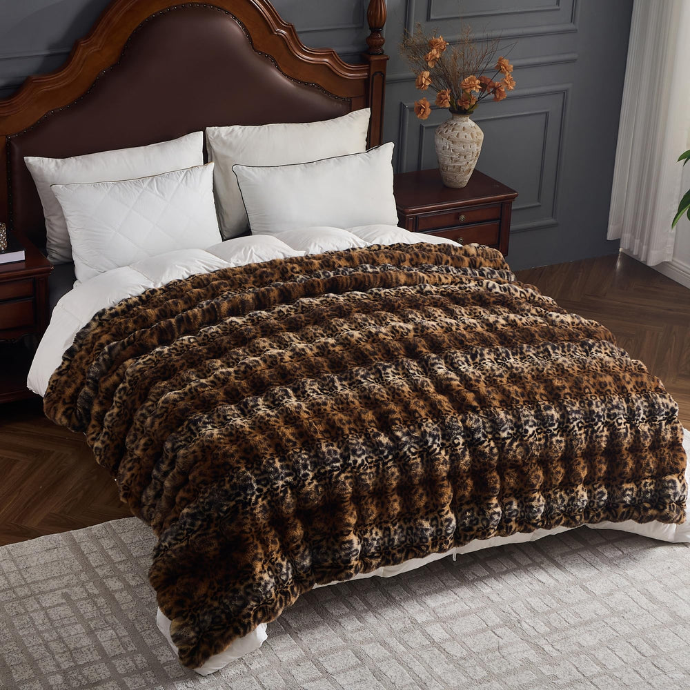 RYNGHIPY plaid posé sur lit dans une chambre moderne, améliore l'esthétique