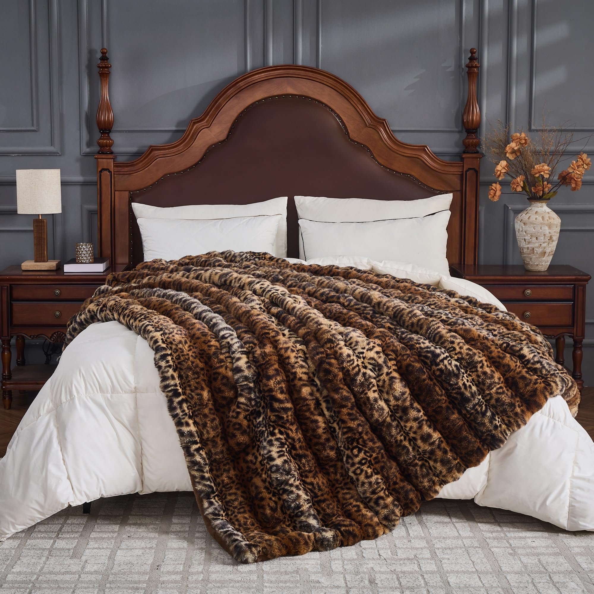 RYNGHIPY plaid drapé sur canapé, crée confort immédiat et chaleur accueillante