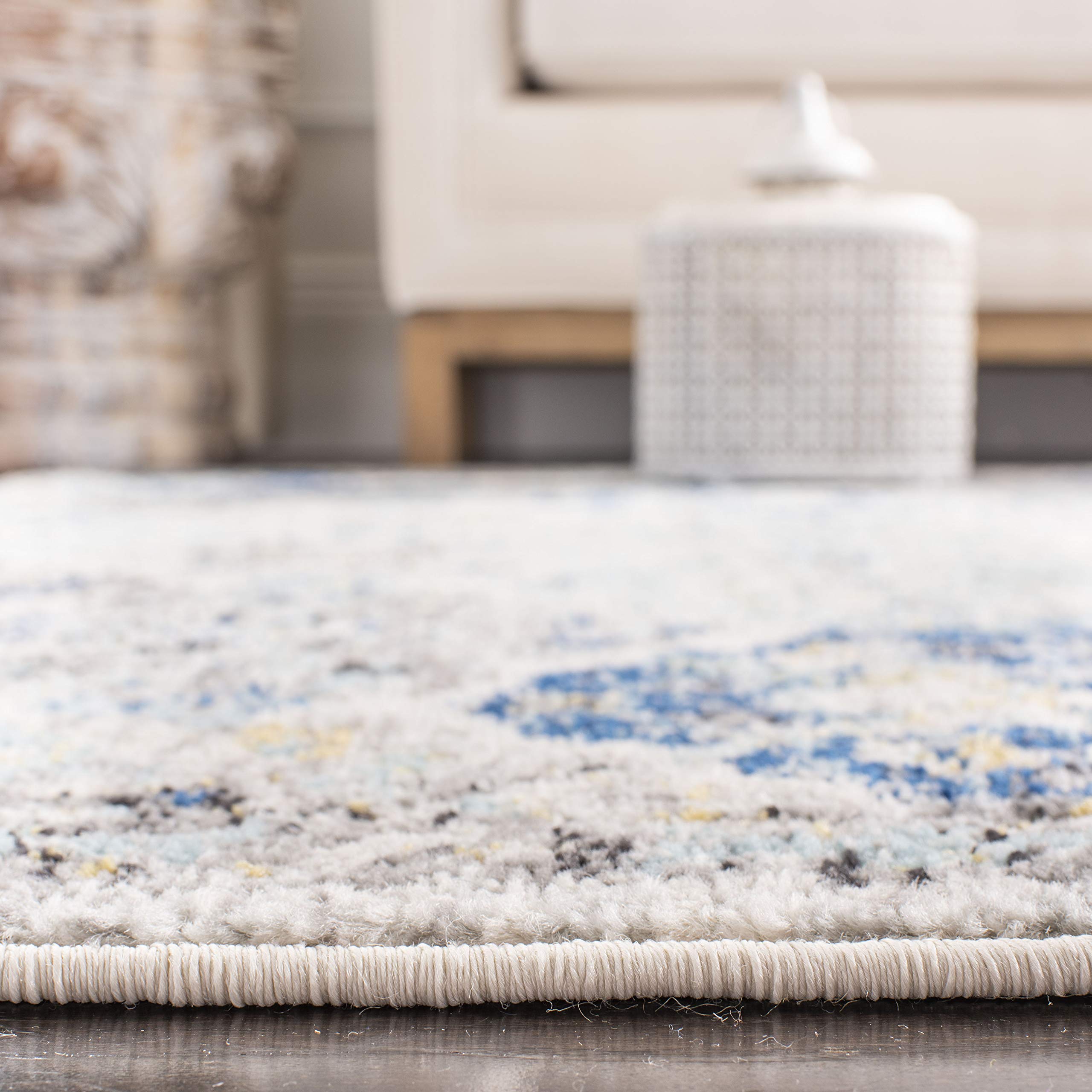 SAFAVIEH tapis en situation dans une entrée lumineux améliorant l'accueil de la maison