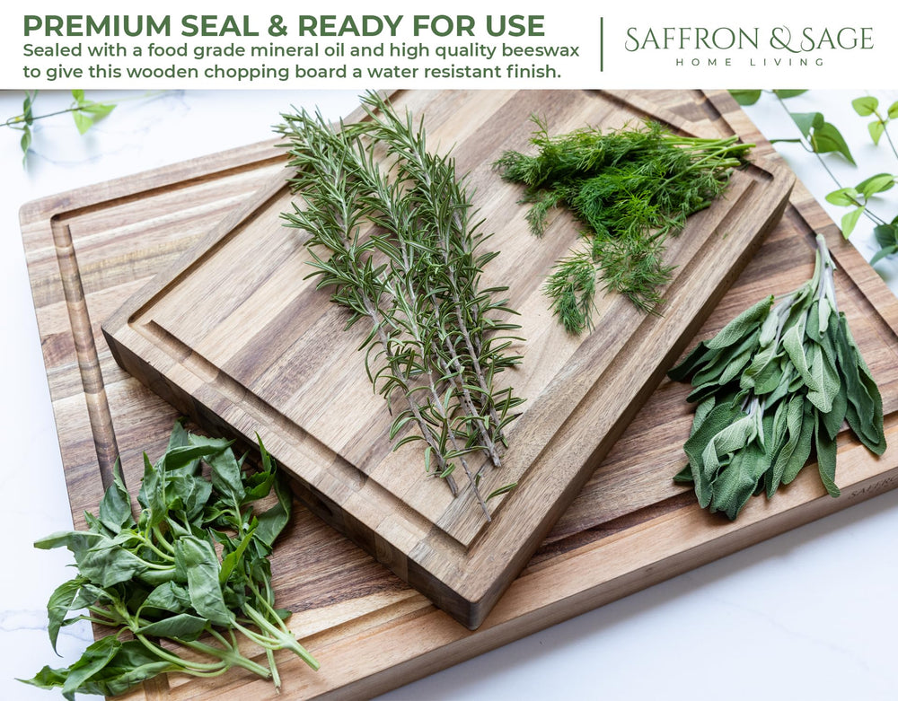 Saffron & Sage planche en usage découpant une pièce de viande sans glisser