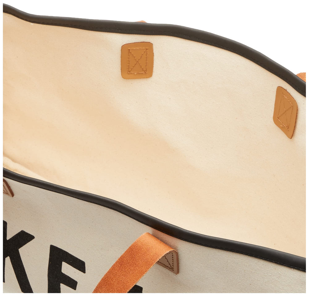 Santa Barbara Design Studio sac à côté d'une bouteille pour comparaison d'échelle