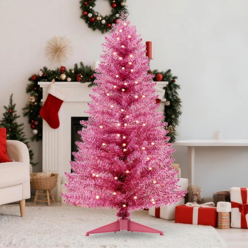 Santanelo sapin à côté d'une chaise, montre l'échelle parfaite pour petits espaces