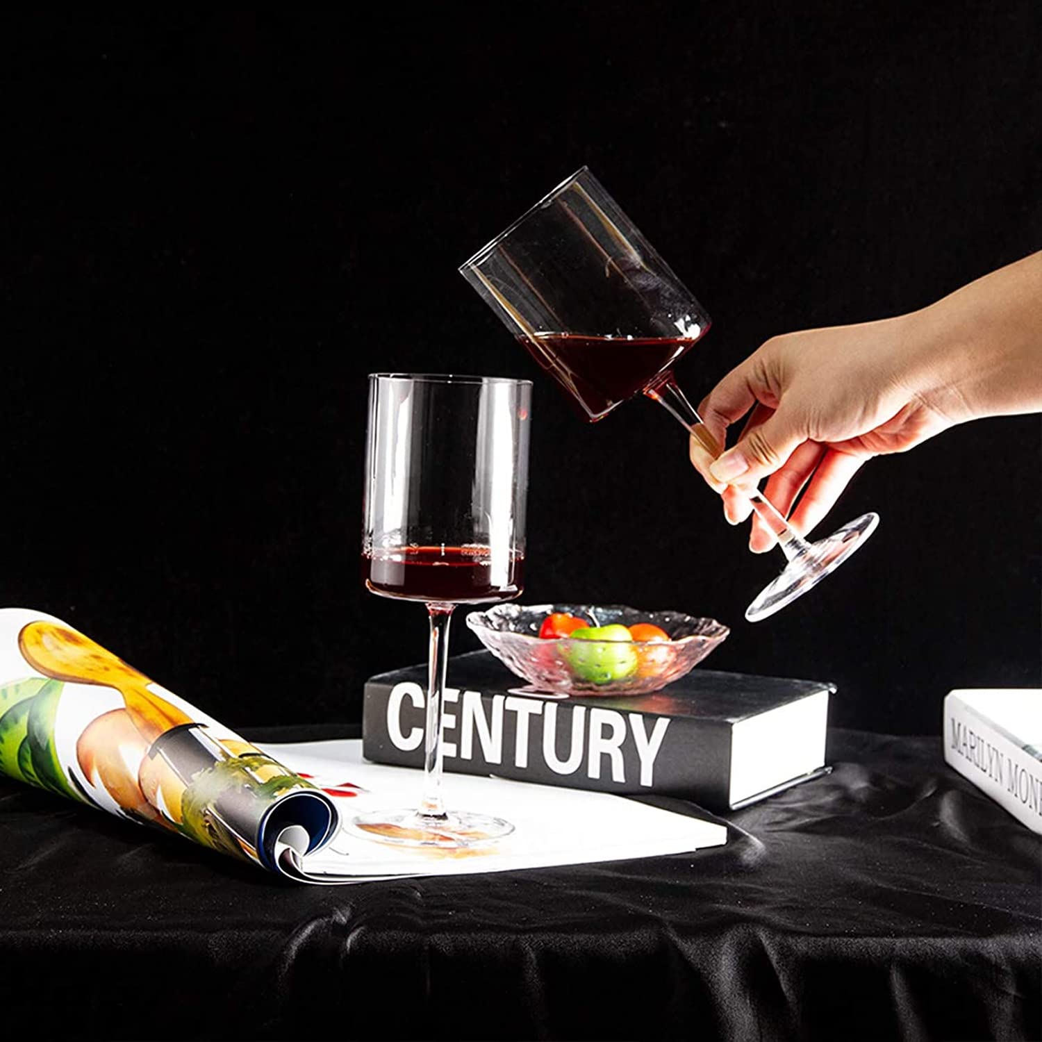 SANZO verres disposés sur une table dressée, crée une ambiance raffinée pour invités