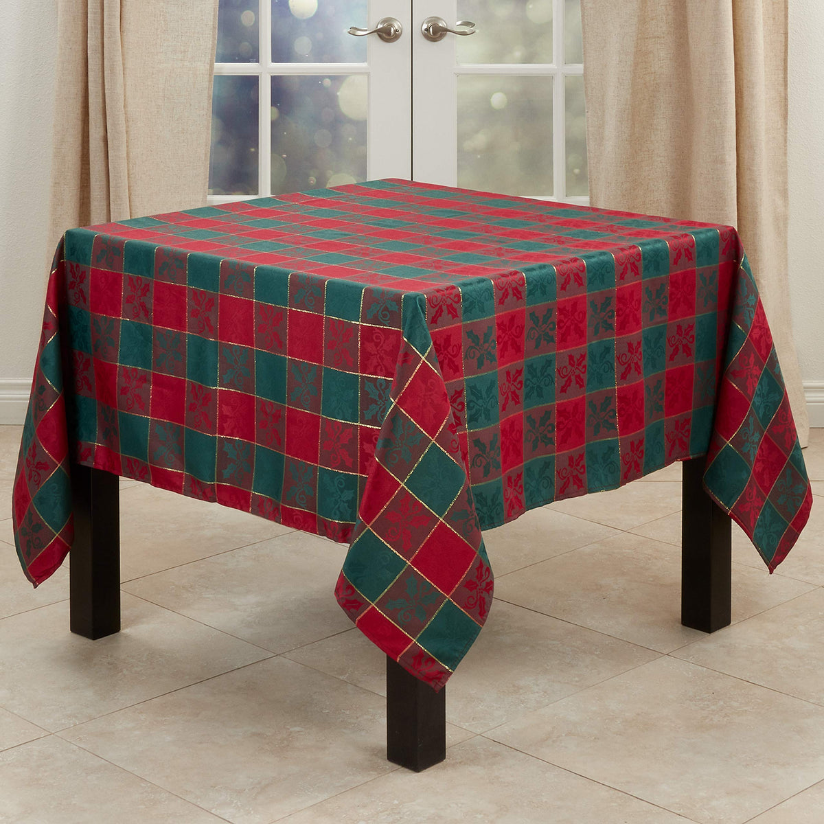 SARO LIFESTYLE nappe posée sur table montrant motif plaid et ambiance festive