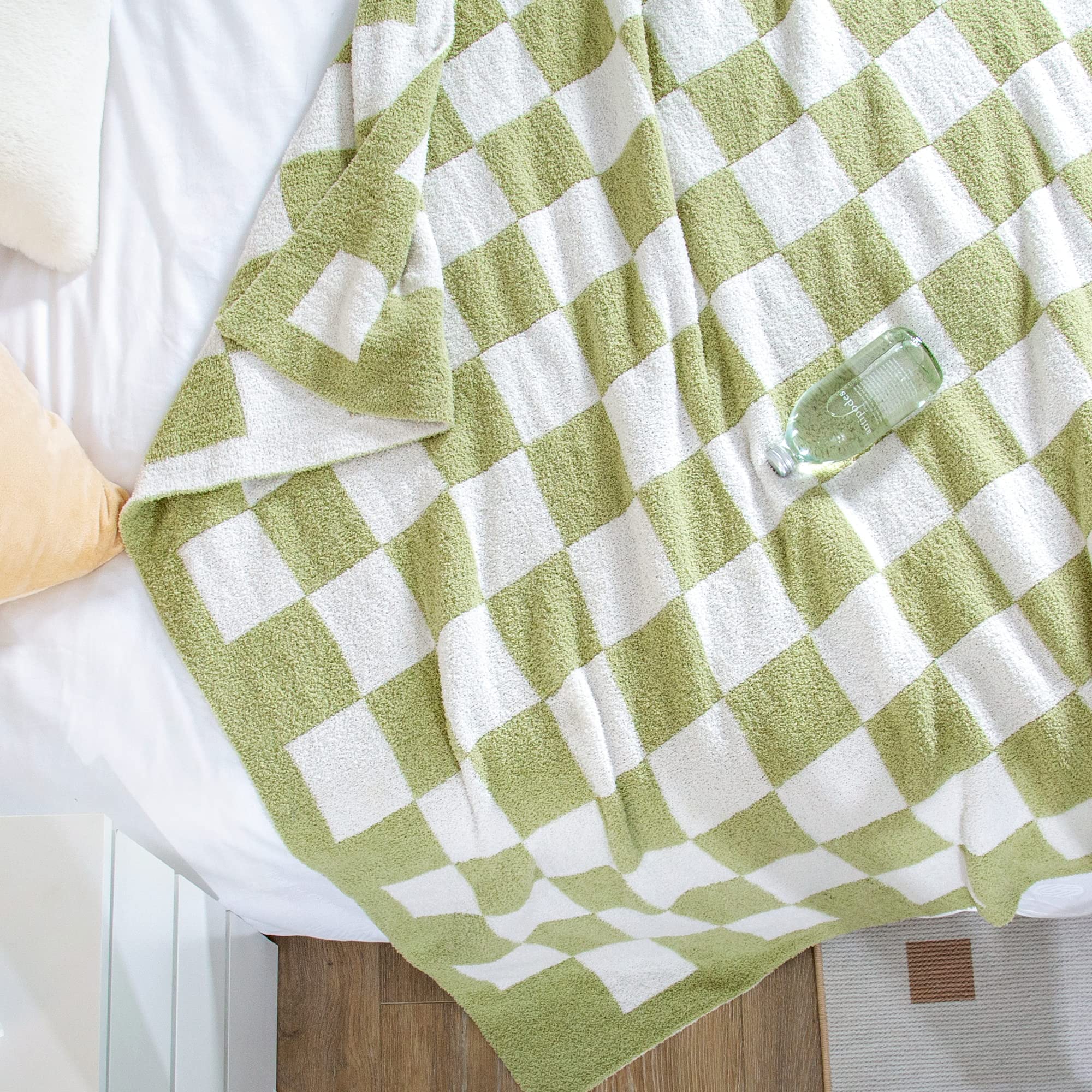SeaRoomy plaid drapé sur canapé, rend le salon plus chaleureux