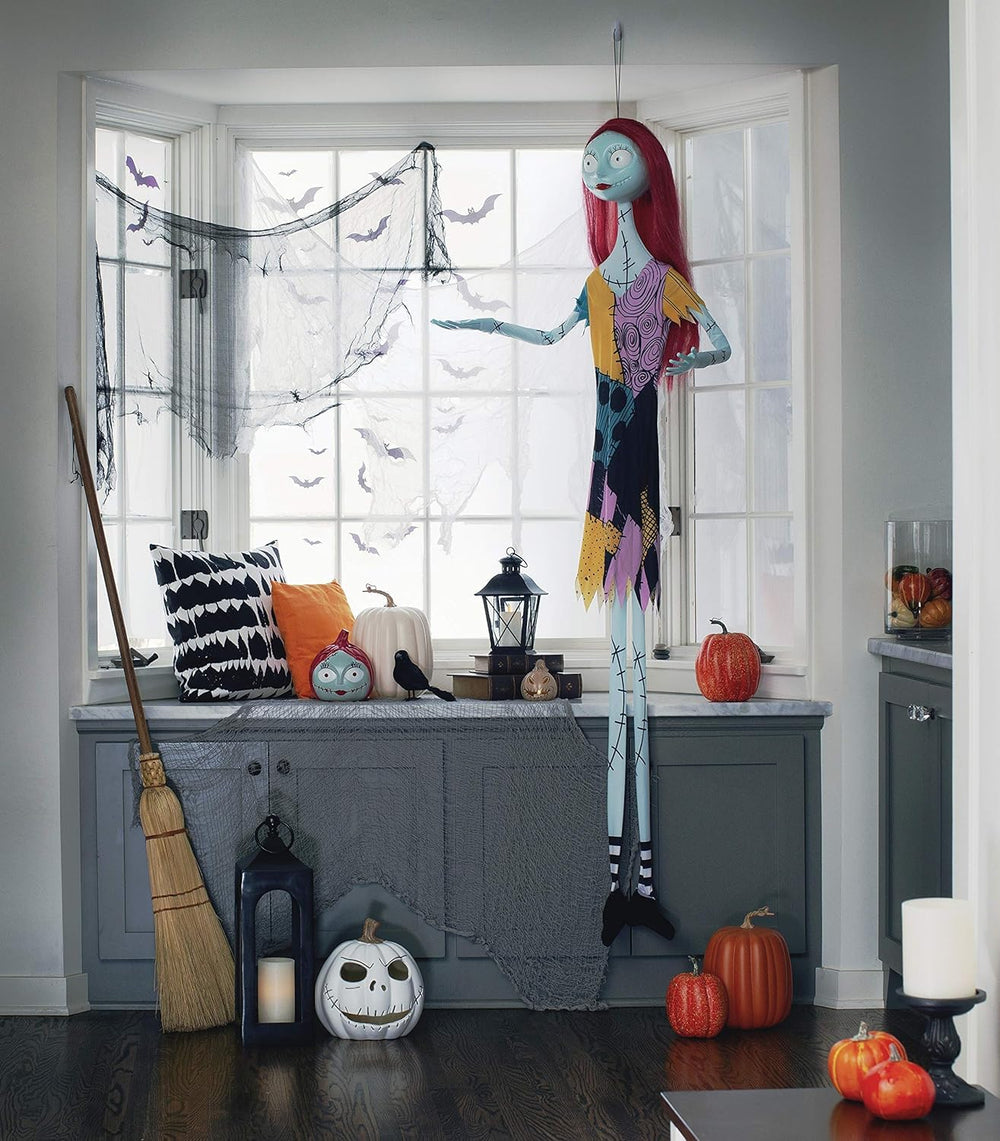 Seasons Sally suspendue dans une décoration de fête renforçant l'atmosphère