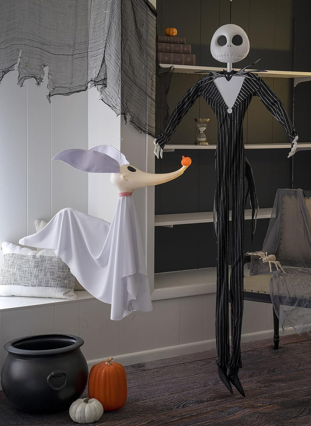 Seasons Zero accroché dans une scène Halloween, renforce décor thématique