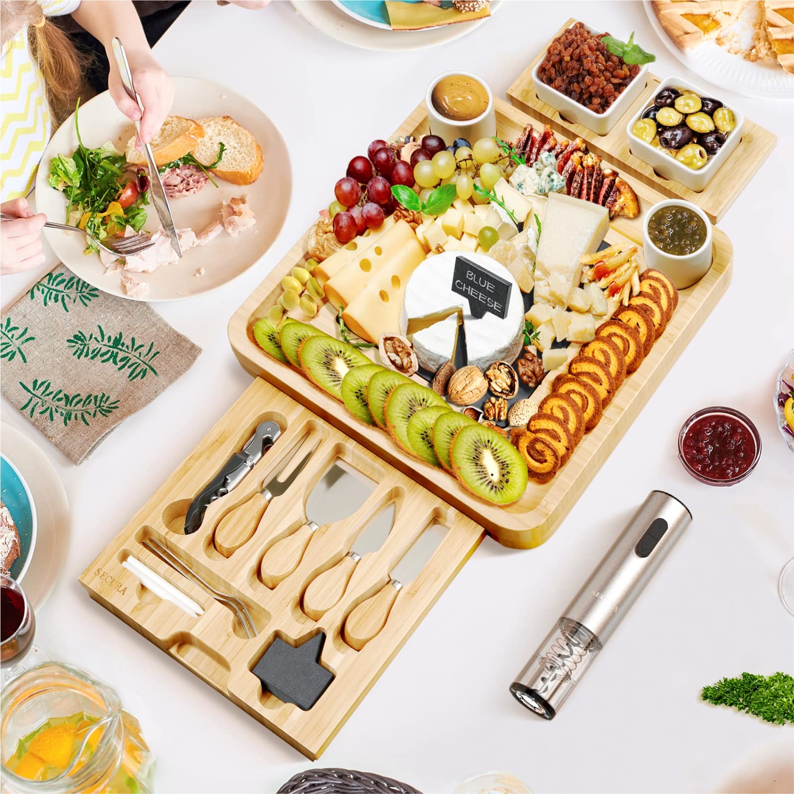 Secura plateau comparé à une assiette pour échelle, montre taille pratique