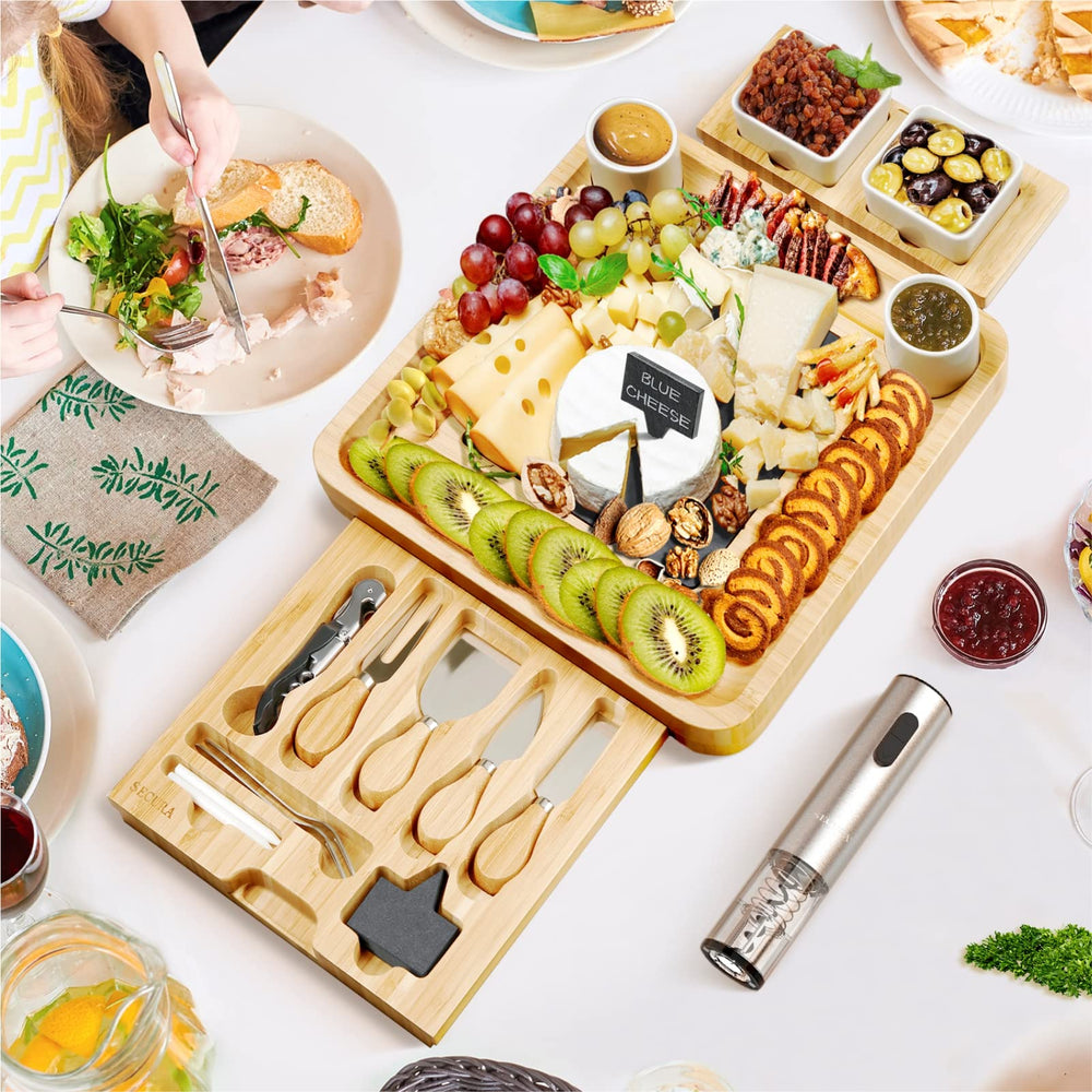 Secura plateau comparé à une assiette pour échelle, montre taille pratique