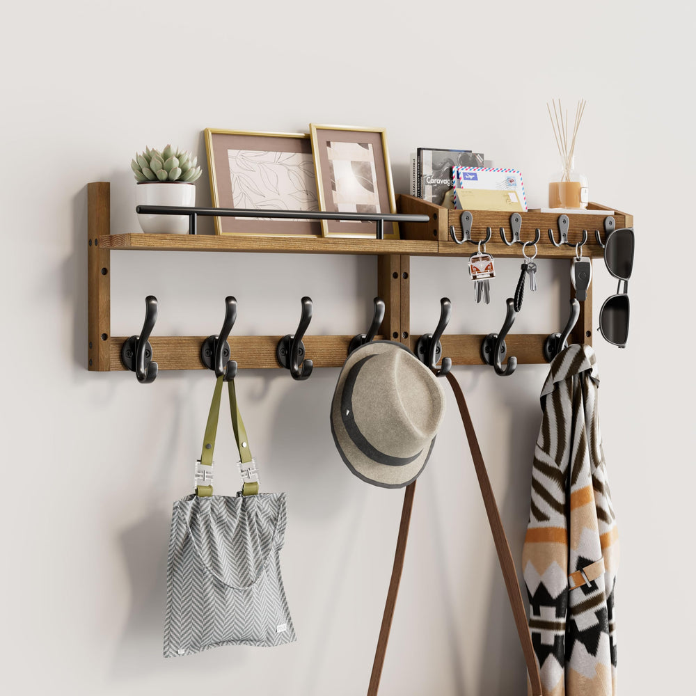 Segtenant vue frontale du porte-manteau montrant rangement organisé