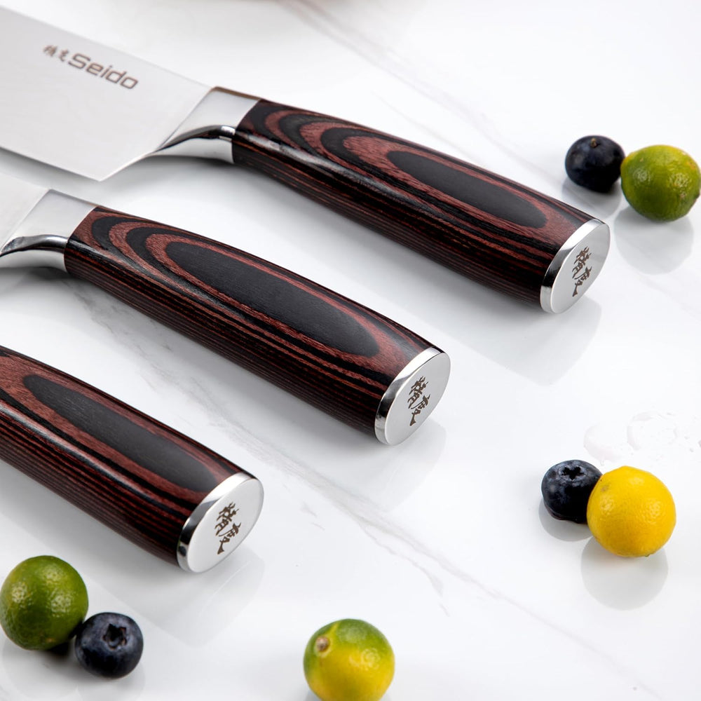 Seido Knives comparaison taille avec une main pour évaluer l'ergonomie