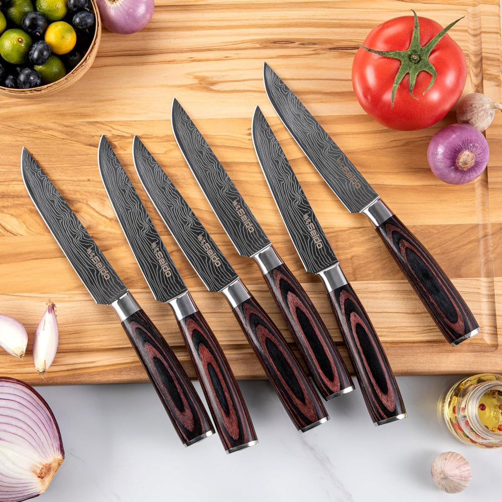 Seido Knives couteaux à steak posés sur table, coupe nette et uniforme