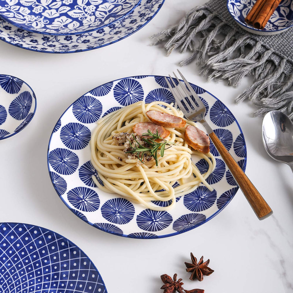 Selamica assiette en usage sur table mettant en valeur présentation des plats
