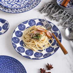 Selamica assiette en usage sur table mettant en valeur présentation des plats