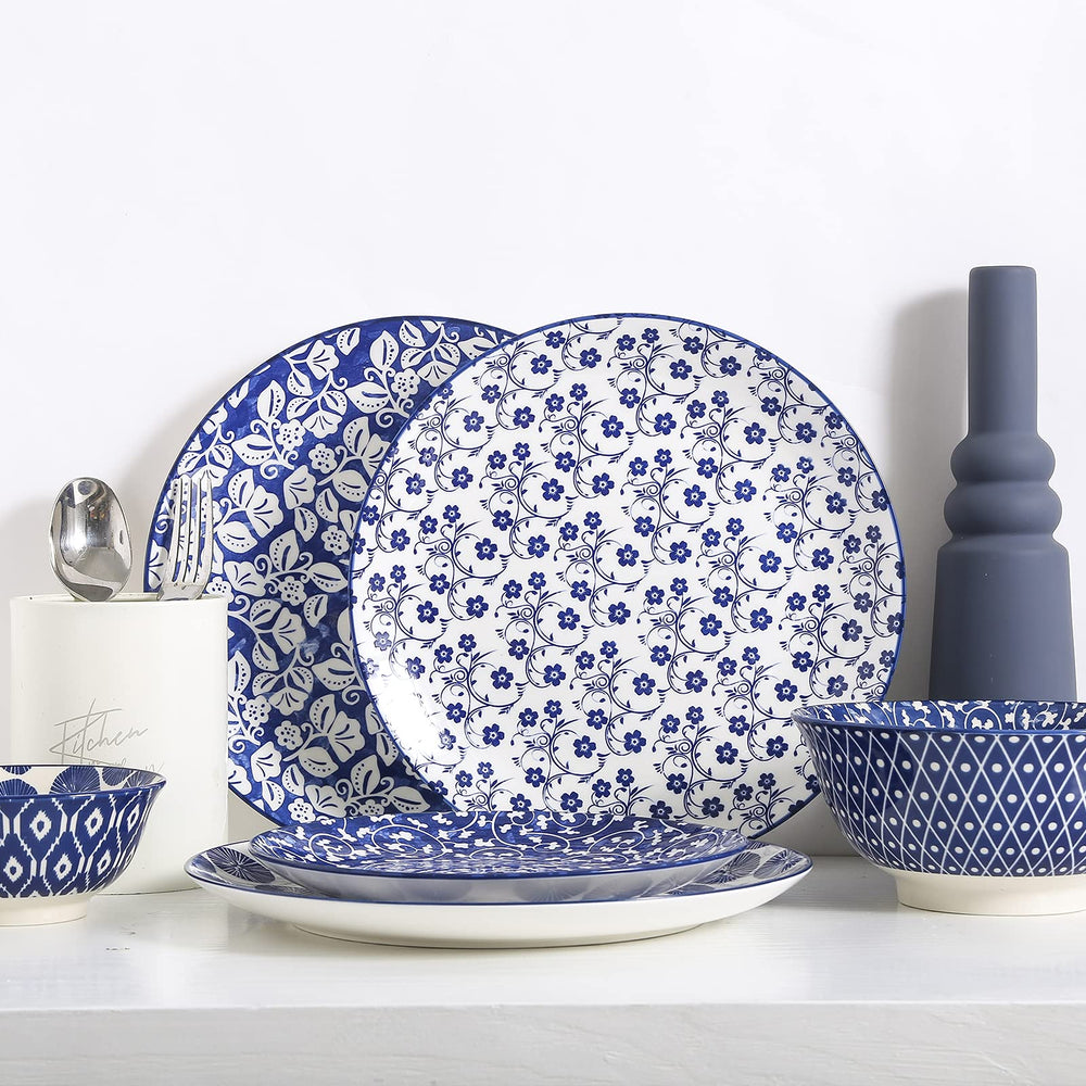 Selamica assiette à côté d'un ustensile pour comparaison de taille utile