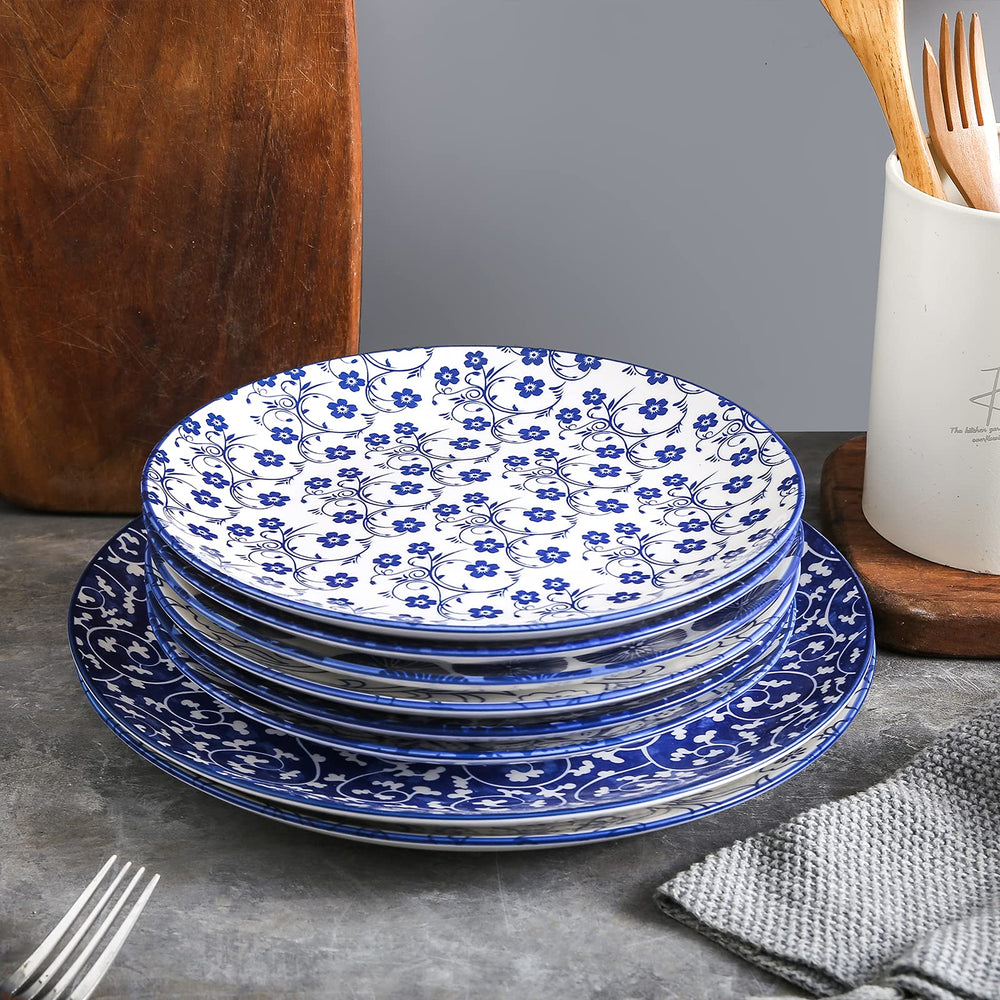 Selamica assiettes sur table décorée montrant harmonie et ambiance accueillante