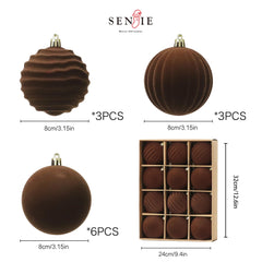 Senjie boules en situation sur sapin créant ambiance chaleureuse