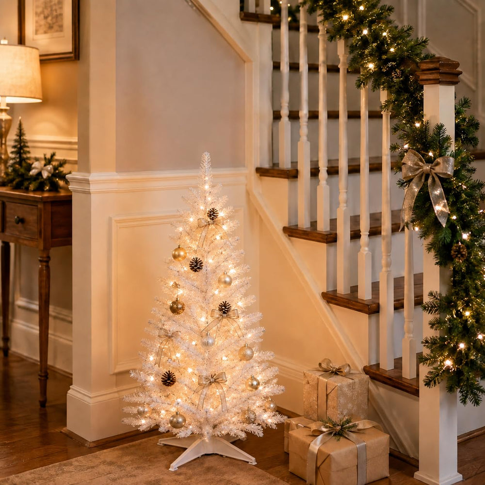 Senjie sapin décoré d'ornements illustrant résistance et tenue