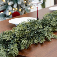 Senjie guirlande sur manteau créant ambiance festive chaleureuse
