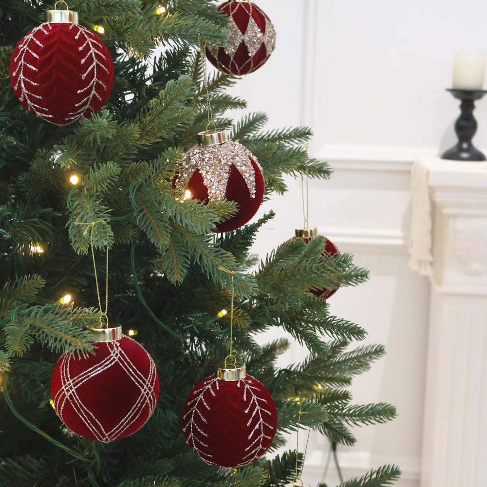 Senjie boules sur sapin medium apportant éclat et ambiance chaleureuse