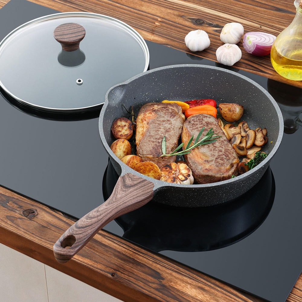 SENSARTE poêle posée à côté d'une assiette pour visualiser la taille réelle