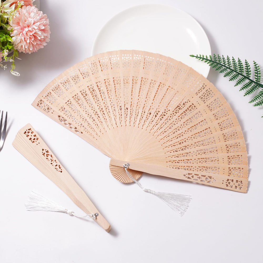 Eventail Sepwedd glissé dans pochette organza blanche prêt à offrir et protéger