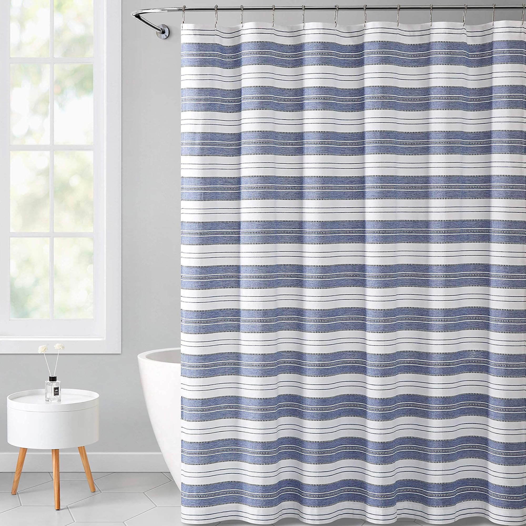 Serafina Home gros plan du tissu jacquard offrant texture élégante