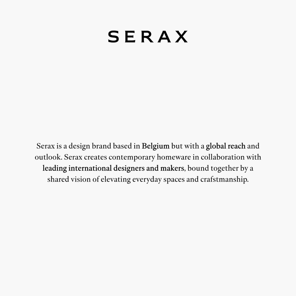Serax carafe sur table méditerranéenne évoquant ambiance marine