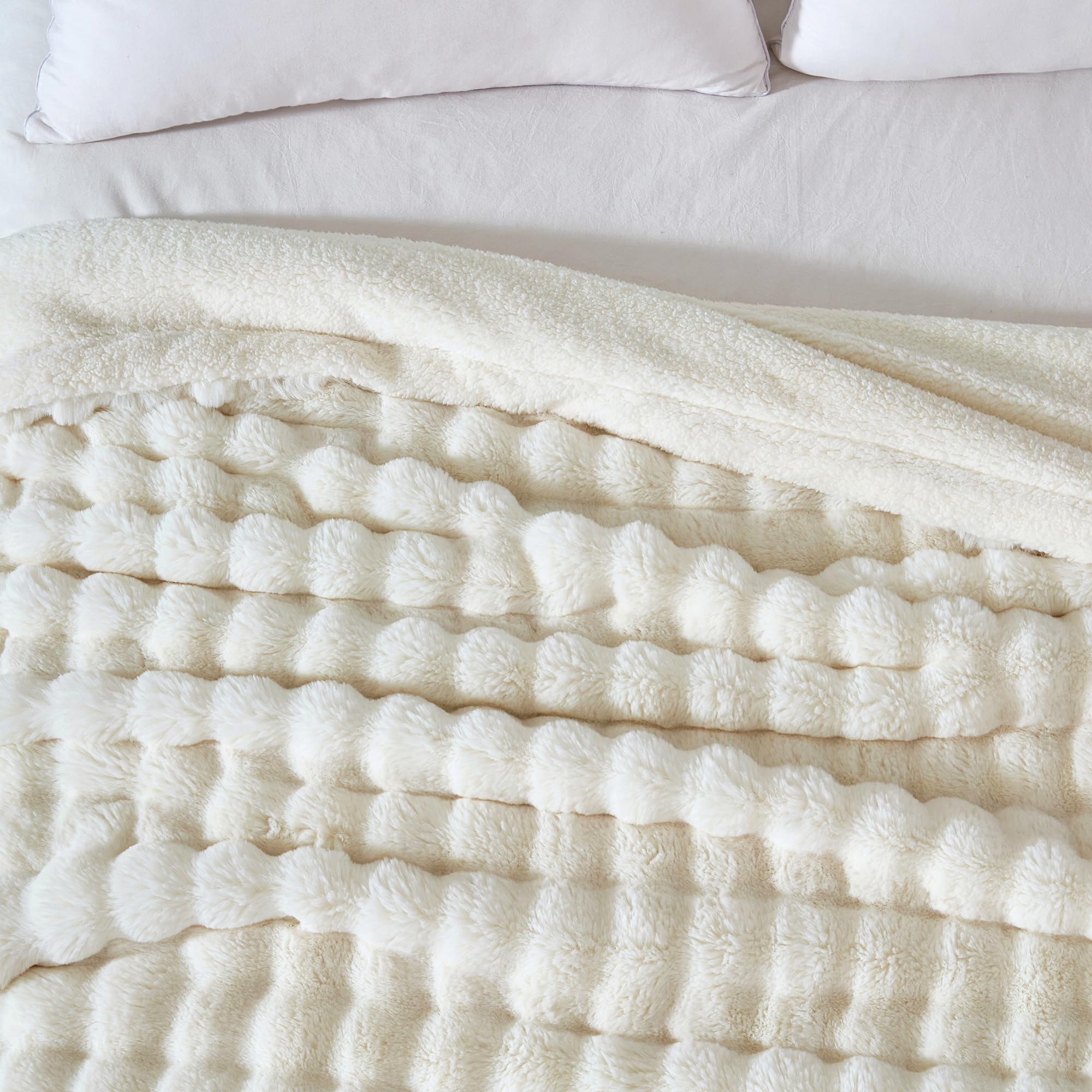 Serenhom plaid taille 50x60 comparé à coussin pour repère d'échelle