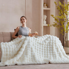 Serenhom plaid posé sur canapé, crée ambiance cosy et accueillante