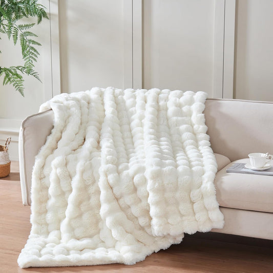 Gros plan sur texture fausse fourrure Serenhom montrant le motif 3D et douceur tactile