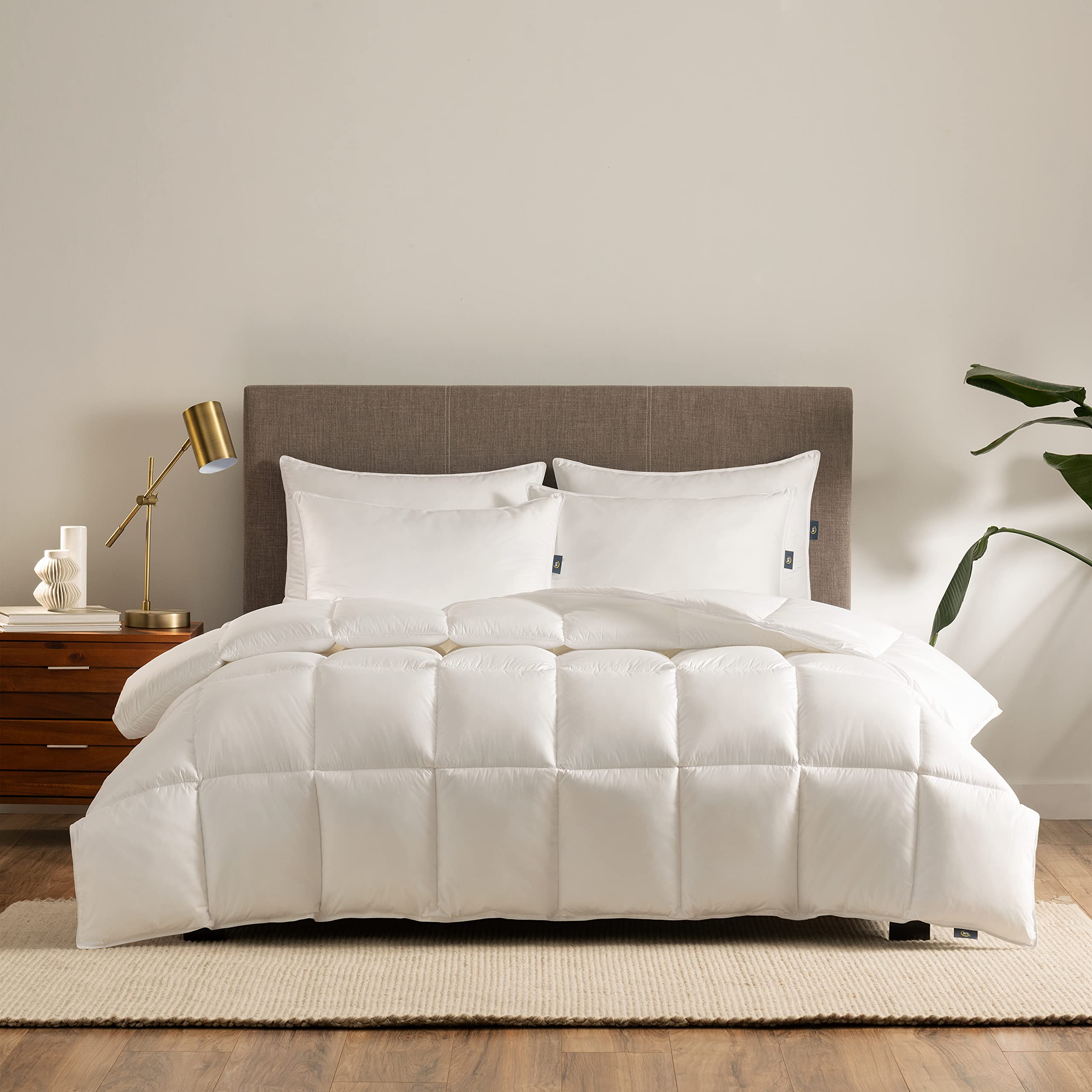 Serta couette Full/Queen vue frontale présentant un gonflant accueillant