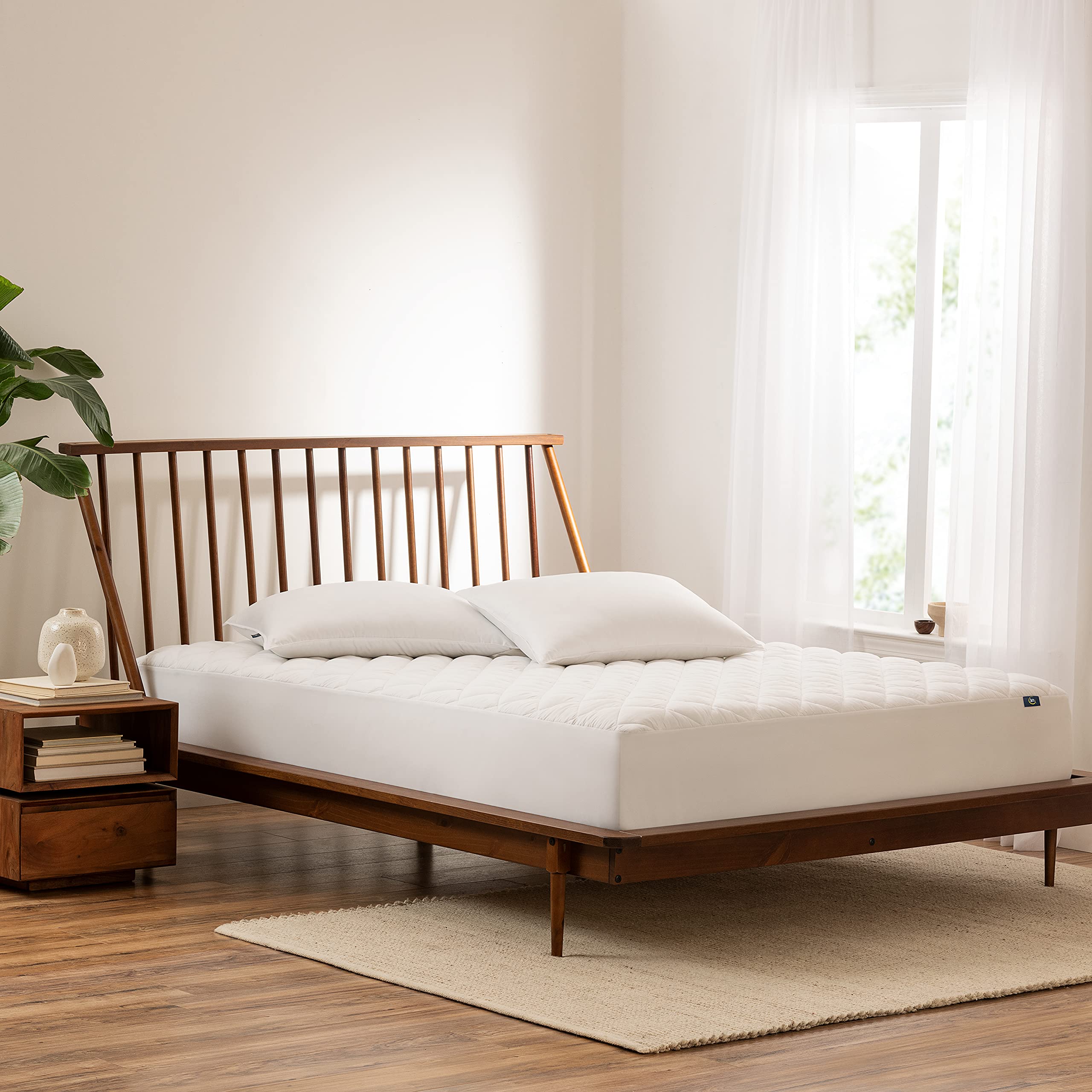 Serta housse matelas face avant montrant ajustement et look propre