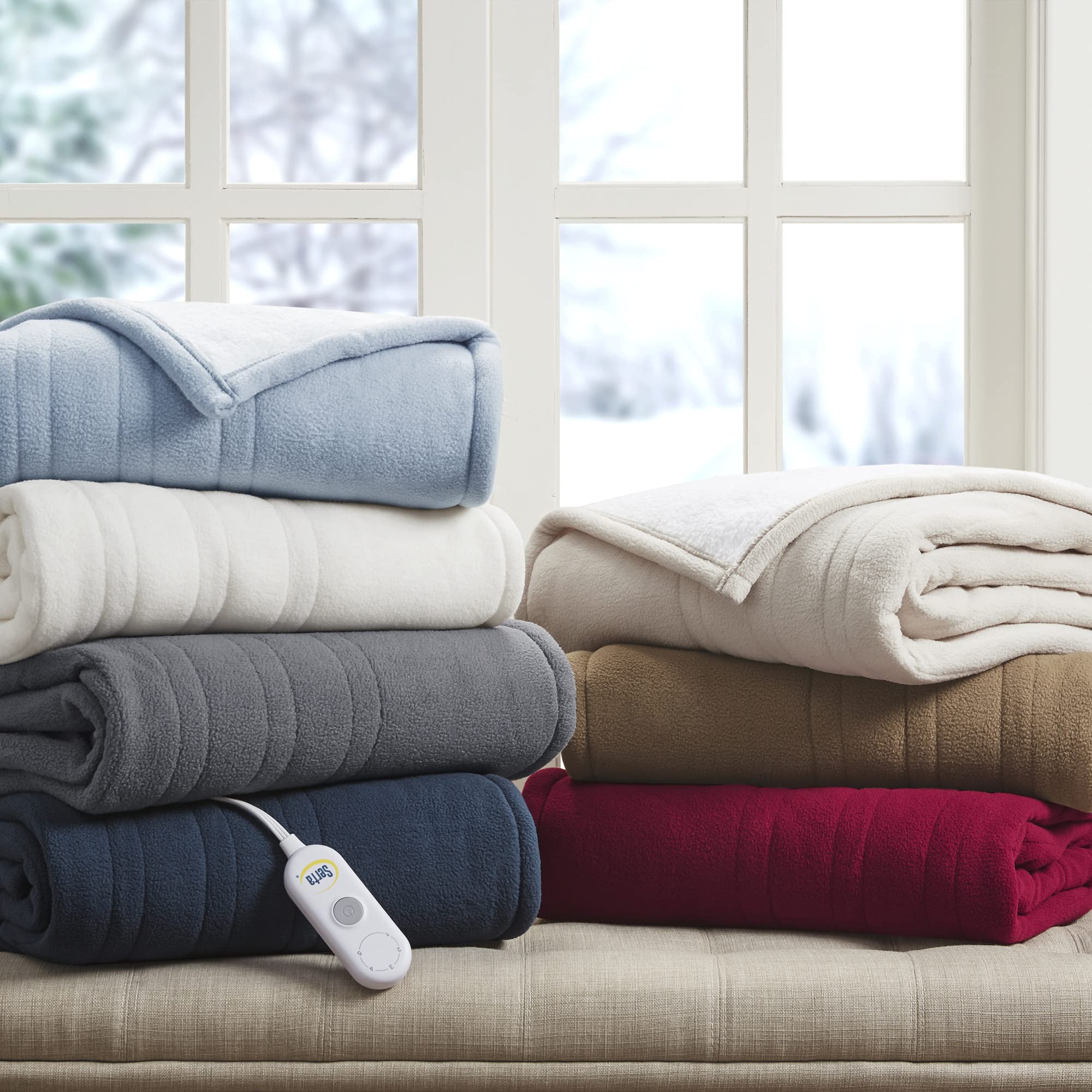 Serta plaid taille échelle avec main montrant dimensions pratiques